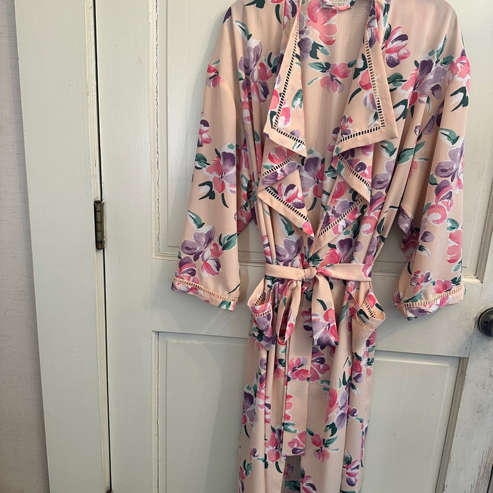 Woman’s Robe - Picture 5 of 5